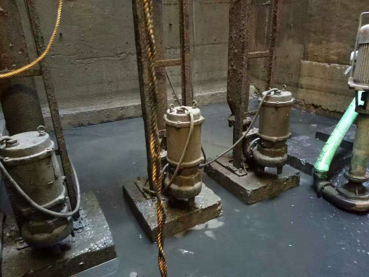 杜集污水池清理